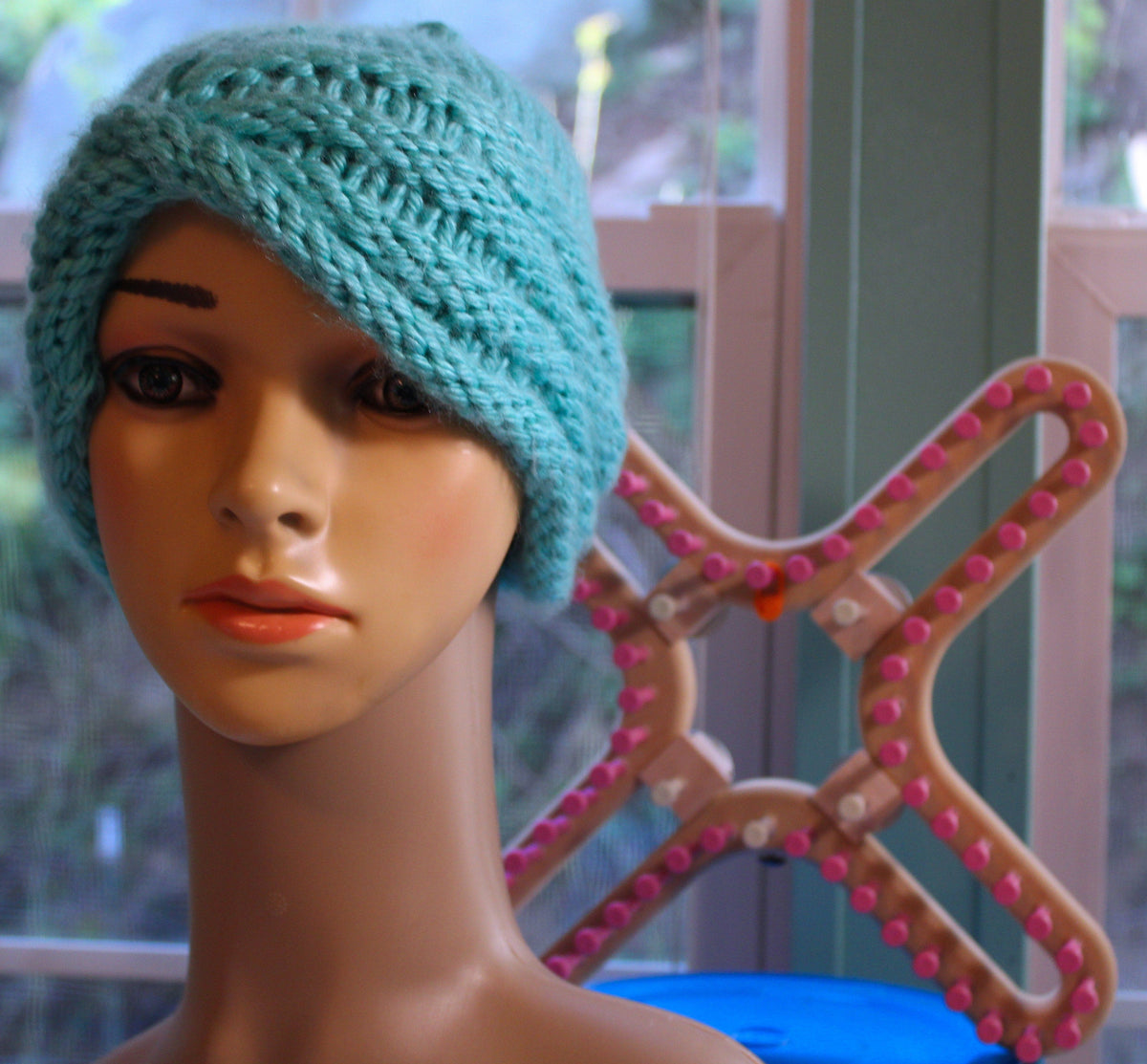 Create a Stylish Brimmed Hat with Loom Knitting (Free Pattern!)